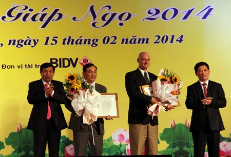 Chủ tịch Quốc hội Nguyễn Sinh Hùng phát biểu ý kiến tại hội nghị.