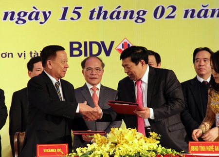 Chủ tịch Quốc hội Nguyễn Sinh Hùng phát biểu ý kiến tại hội nghị.