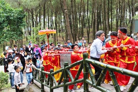 Dâng cặp bánh chưng nặng 700kg tri ân thân mẫu Chủ tịch Hồ Chí Minh - 3 Đây là năm thứ 2 diễn ra lễ dâng cặp bánh chưng tri ân bà Hoàng Thị Loan
