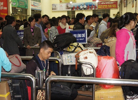 Chen chúc nhau làm thủ tục