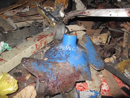 Phần đầu bình oxy phát nổ, có ghi chữ Phòng khám trên thân bình