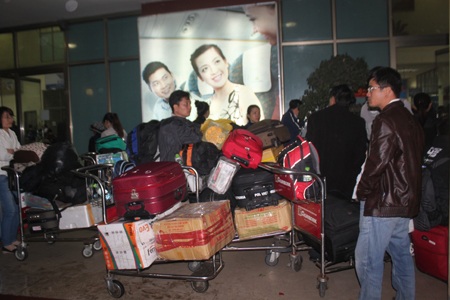 Về nhà hoặc nhà nghỉ để chờ chuyến bay ngày hôm sau.