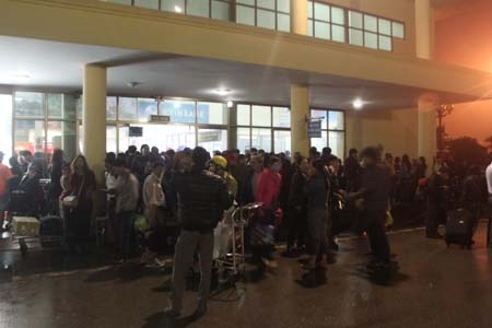 Hành khách chen chúc tại sân bay Vinh tối 9/2