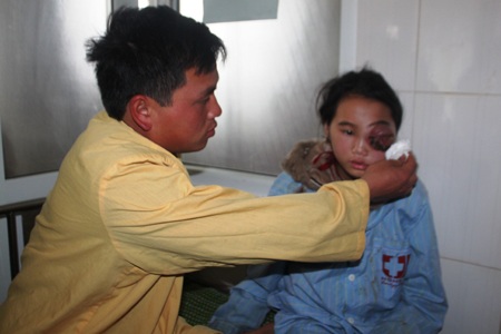 Hằng ngày, anh Gô đang phải thay bố mẹ Gồ chăm sóc cho em tại bệnh viện.