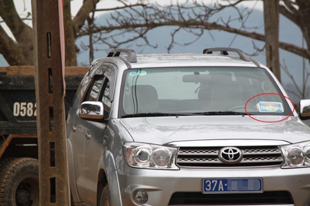 Xe biển xanh gắn biển xe đại biểu