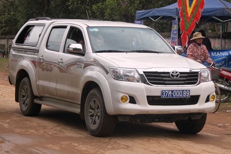 Xe biển xanh gắn biển xe đại biểu