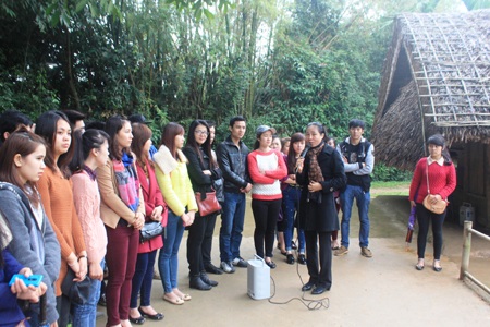 Các lưu học sinh nghe thuyết minh về cuộc đời, thân thế, sự nghiệp Chủ tịch Hồ Chí Minh.