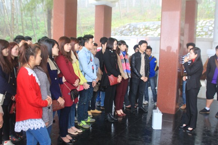 Lưu học sinh Lào nghe thuyết minh tại khu mộ bà Hoàng Thị Loan - thân mẫu Chủ tịch Hồ Chí Minh.