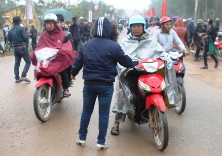 Chặn đầu xe du khách, chèo kéo vào gửi xe