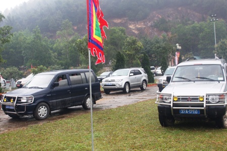 Xe biển xanh tại lễ hội đền Vua Mai. Các xe này không có biển phù hiệu của ban tổ chức