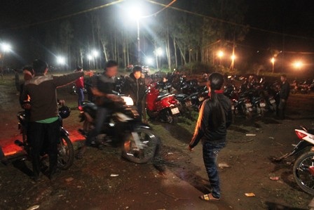 Các bãi xe kiếm đủ cả ngày lẫn đêm