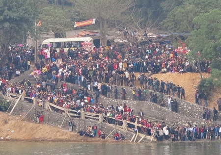 Hàng vạn người đứng ken đặc hai bờ sông theo dõi hội đua thuyền truyền thống