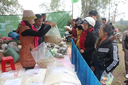 Gian hàng trưng bày, giới thiệu đặc sản Đô Lương