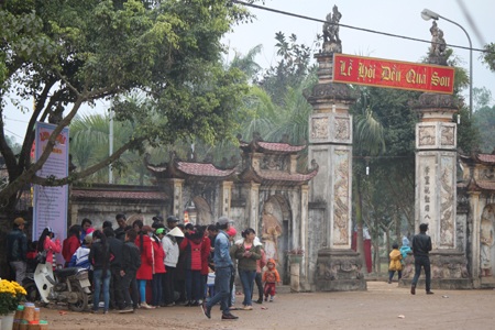 Hàng vạn người trẩy hội đền Quả Sơn - 2 Đền Quả Sơn được xếp thứ hai trong 4 ngôi đền có tiếng linh thiêng nhất xứ Nghệ