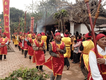 Hàng vạn người trẩy hội đền Quả Sơn - 5 Phần lễ xuất thần, lộn quân thủy bộ được tái hiện trong lễ hội