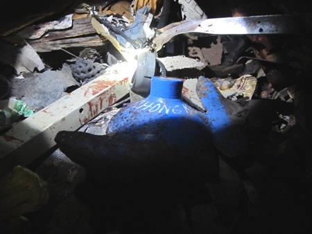 Mảnh vỡ từ chiếc bình ô-xy còn nằm trên chiếc xe sau vụ nổ 