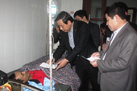 Mảnh vỡ từ chiếc bình ô-xy còn nằm trên chiếc xe sau vụ nổ 