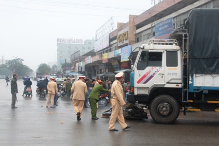 Cơ quan chức năng khám nghiệm hiện trường, điều tra nguyên nhân vụ tai nạn.