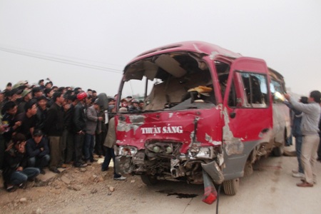 Chiếc xe khách bị biến dạng sau vụ nổ và đâm vào xe tải