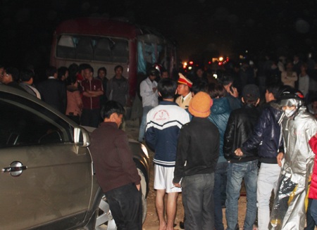 Đến tối 17/2, hàng trăm người dân vẫn đang theo dõi vụ việc tại hiện trường vụ tai nạn