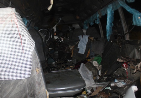Đồ đạc hành lý bên trong chiếc xe hỗn độn sau vụ nổ
