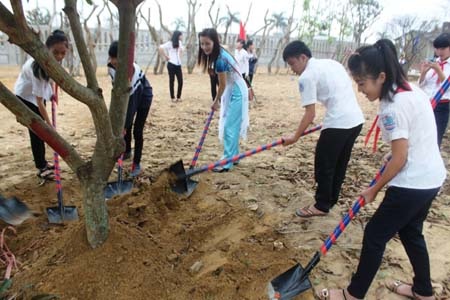 Các em học sinh, thầy cô giáo trường THCS Nghi Phú (TP Vinh) tích cực hưởng ứng ngày Tết trồng cây