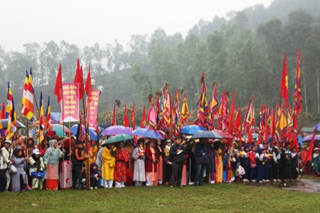 Hàng ngàn du khách thập phương đội mưa rét tham dự lễ hội Đền Vua Mai năm 2014.