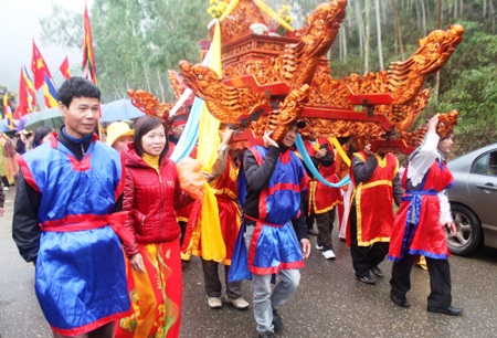 Các đoàn rước từ các xã về khu lăng mộ Vua Mai Hắc Đế