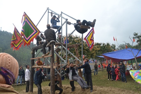 Trò đu tiên thu hút thanh niên