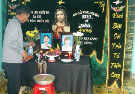 Người thân, hàng xóm đến chia buồn với gia đình chị S.