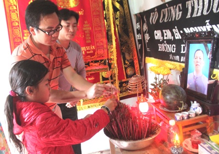 Từ ngày mẹ qua đời đột ngột, chỉ có bé Hoài Nhi trong căn nhà lạnh lẽo, cô đơn