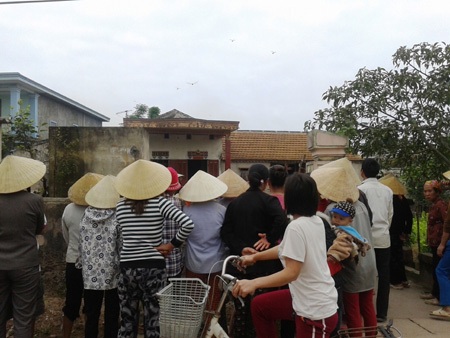 Vừa đi làm xa về, treo cổ tự vẫn trong phòng ngủ - 1 Người dân hiếu kỳ theo dõi vụ việc anh Ph. treo cổ trong nhà