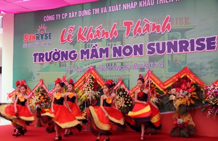 Một tiết mục văn nghệ chào mừng khánh thành trường mầm non tư thục 