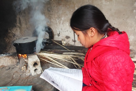 Bé Vân Nhi mồ côi cha từ nhỏ, mẹ mới qua đời đột ngột, giờ cháu đang sống trong thiếu thốn tứ bề.