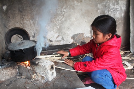 Từ ngày mẹ mất, anh trai đi làm ăn biệt tích chỉ còn một mình Hoài Nhi trong căn nhà lạnh lẽo