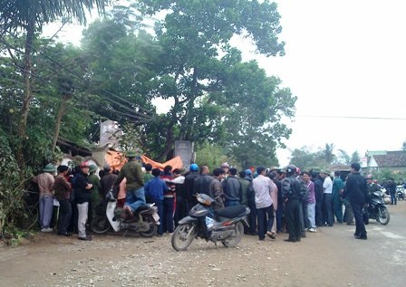 Nam thanh niên bị chủ quán karaoke chém chết trong đêm - 1 Người dân theo dõi lực lượng chức năng khám nghiệm hiện trường, khám nghiệm tử thi vụ án mạng