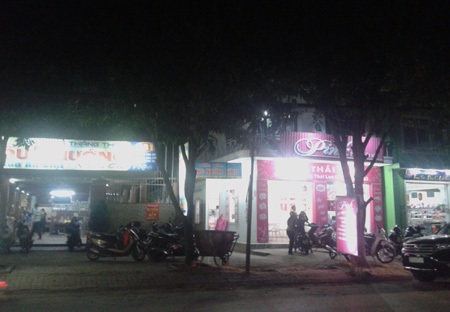 Nhiều cửa hàng, trung tâm mua sắm “sáng trưng” trong Giờ trái đất - 4 Các cửa hàng trên đường Nguyễn Văn Cừ bật đèn sáng trưng trong Giờ trái đất (Ảnh: Nguyễn Duy)