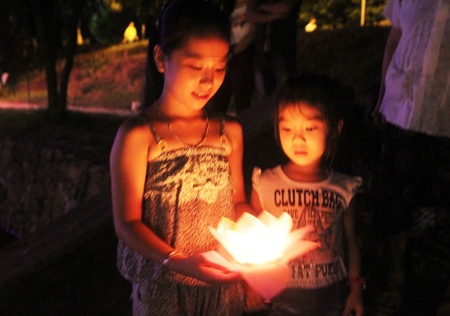 Hai em nhỏ thắp nến trong Giờ trái đất (Ảnh: Doãn Hòa)