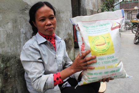 Bà Hồ Thị Thanh băn khoăn khi được nhận lúa giống hết hạn sử dụng (Ảnh: Doãn Hòa)