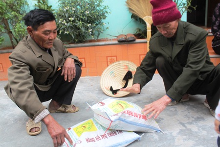 Người dân xã Diễn Trường (huyện Diễn Châu) bức xúc khi được hỗ trợ lúa hết hạn sử dụng