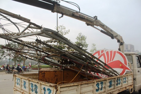 Dàn đèn trang trí bị đổ sập sau vụ tai nạn