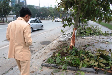 CSGT Công an TP Vinh điều tra nguyên nhân và truy tìm chiếc xe gây tai nạn