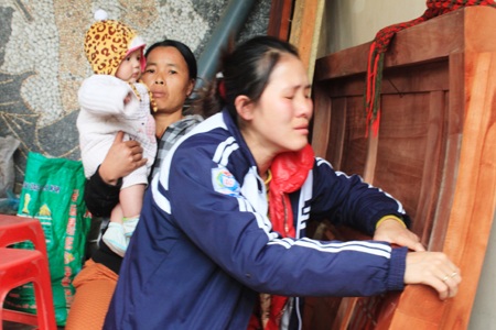 Chị Lê Thị Thảo (vợ anh Năng, cháu Đức) đau buồn trước vụ tai nạn cướp đi cả chồng và con