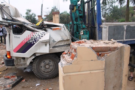 Phần trụ cột chỉ có gạch vữa, không có thép bên trong