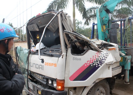 Chiếc xe cẩu kéo sập cổng nhà văn hóa huyện làm 3 người ngồi trên xe tử vong