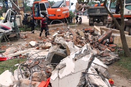 Phần cổng bị đổ nát