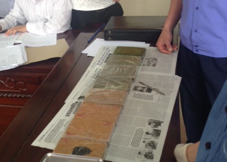 8 bánh heroin được ngụy trang trong thùng mỳ tôm có trọng lượng 2,4kg