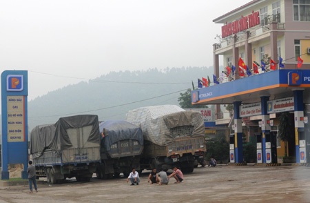 Các xe quá khổ, quá tải nằm tại các cây xăng, quán ăn gần trạm cân