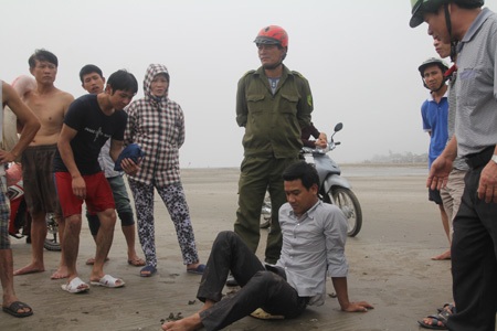 Anh Lộc (ngồi) thẫn thờ sau sự việc vì chỉ cứu được một em học sinh đuối nước