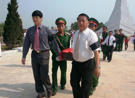 An táng 31 hài cốt liệt sĩ quân tình nguyện hy sinh tại Lào - 2 An táng 31 hài cốt liệt sĩ quân tình nguyện hy sinh tại Lào